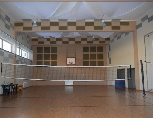 Acoustic treatment of a school gymnasium