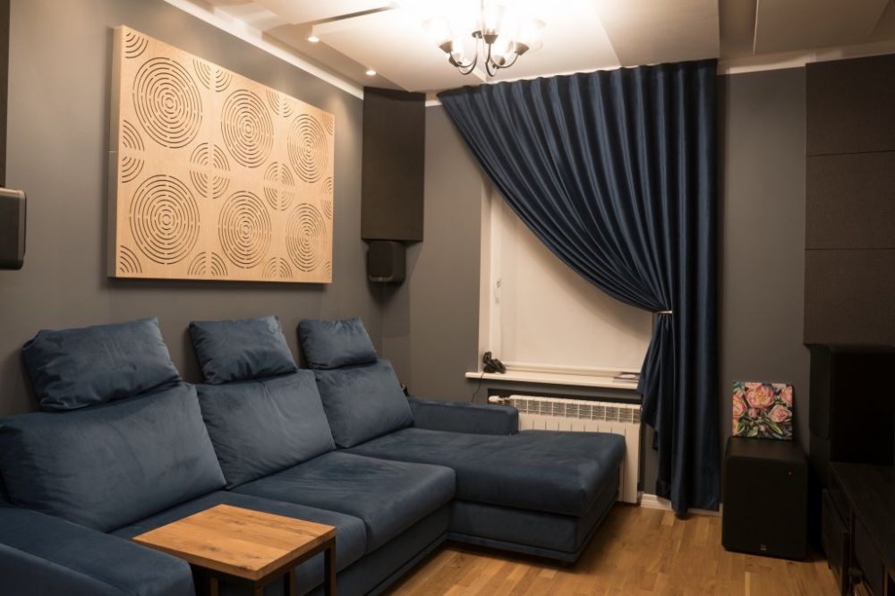 Acoustic treatment of a home cinema hall