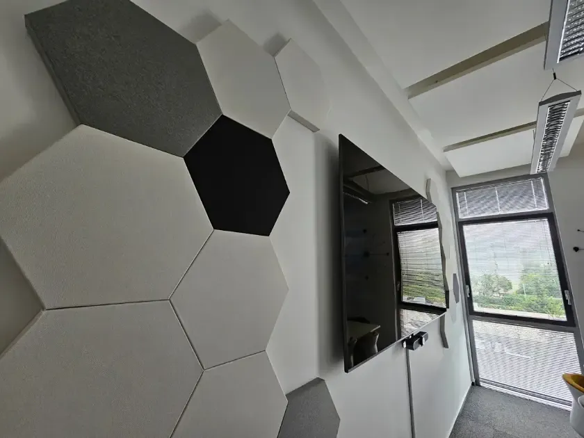 Acoustic panels for better video calls at HMH