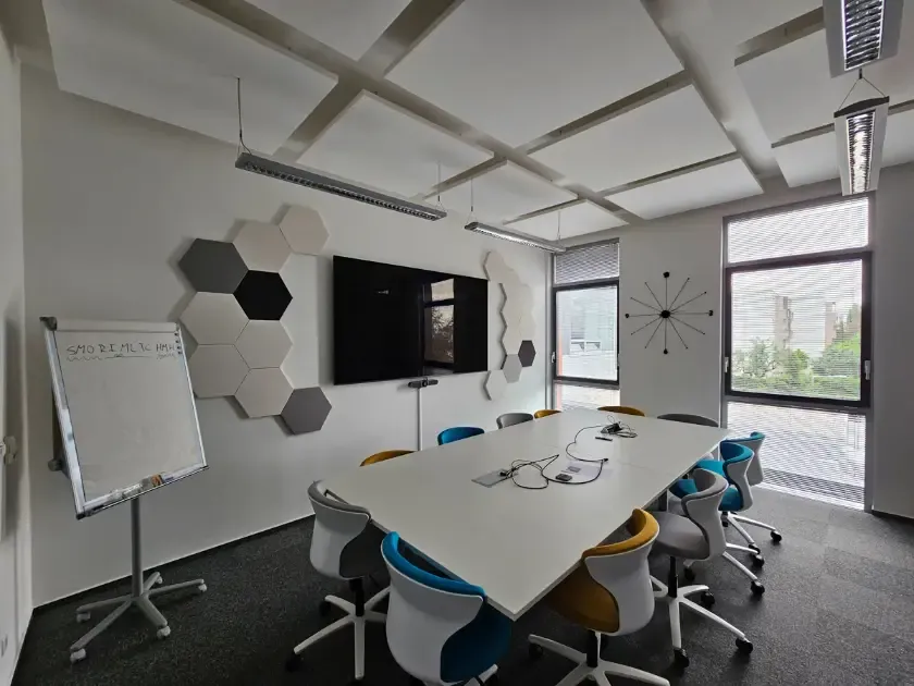 Acoustic panels for better video calls at HMH